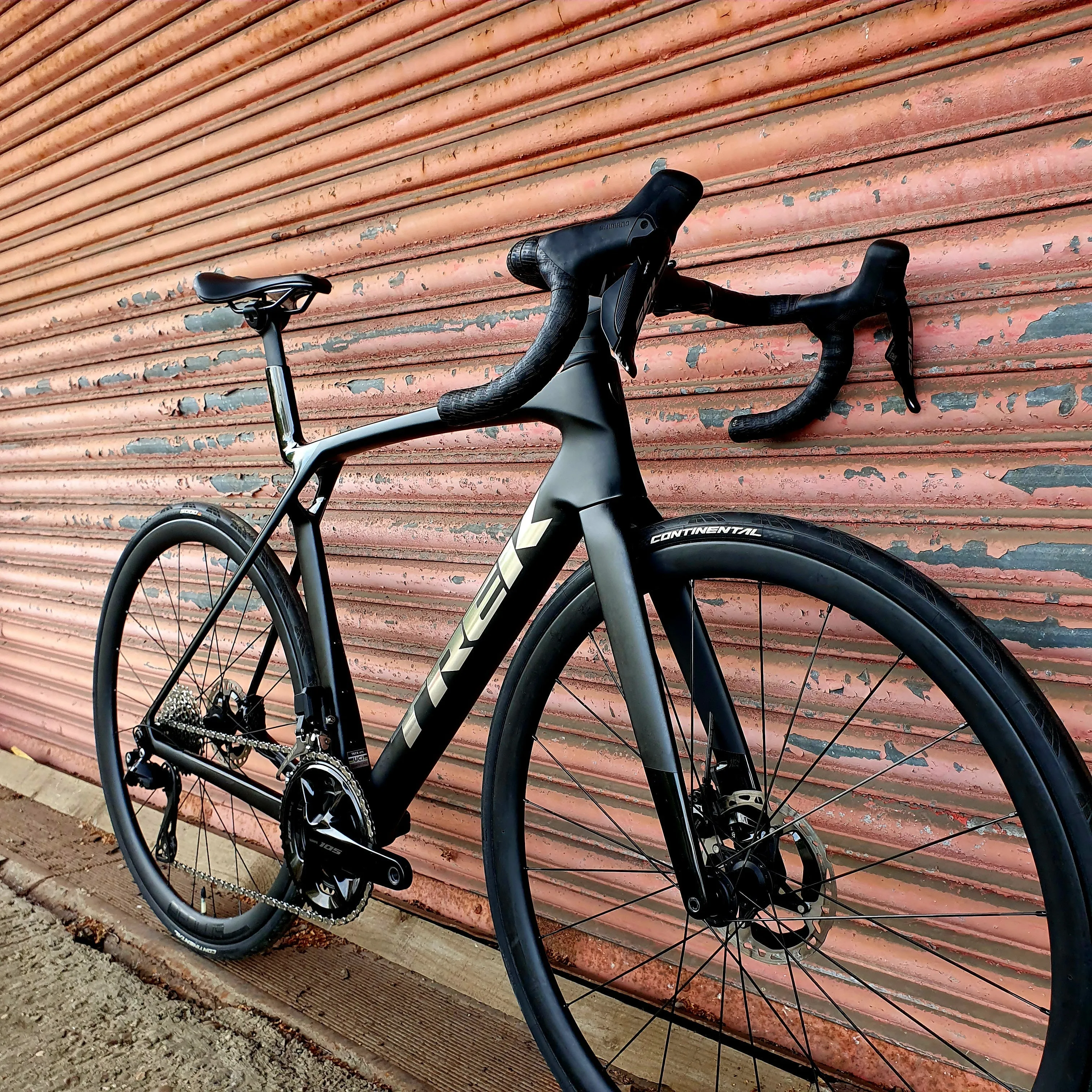 Trek Madone SL6 Shimano 105 Di2 Aero 2024