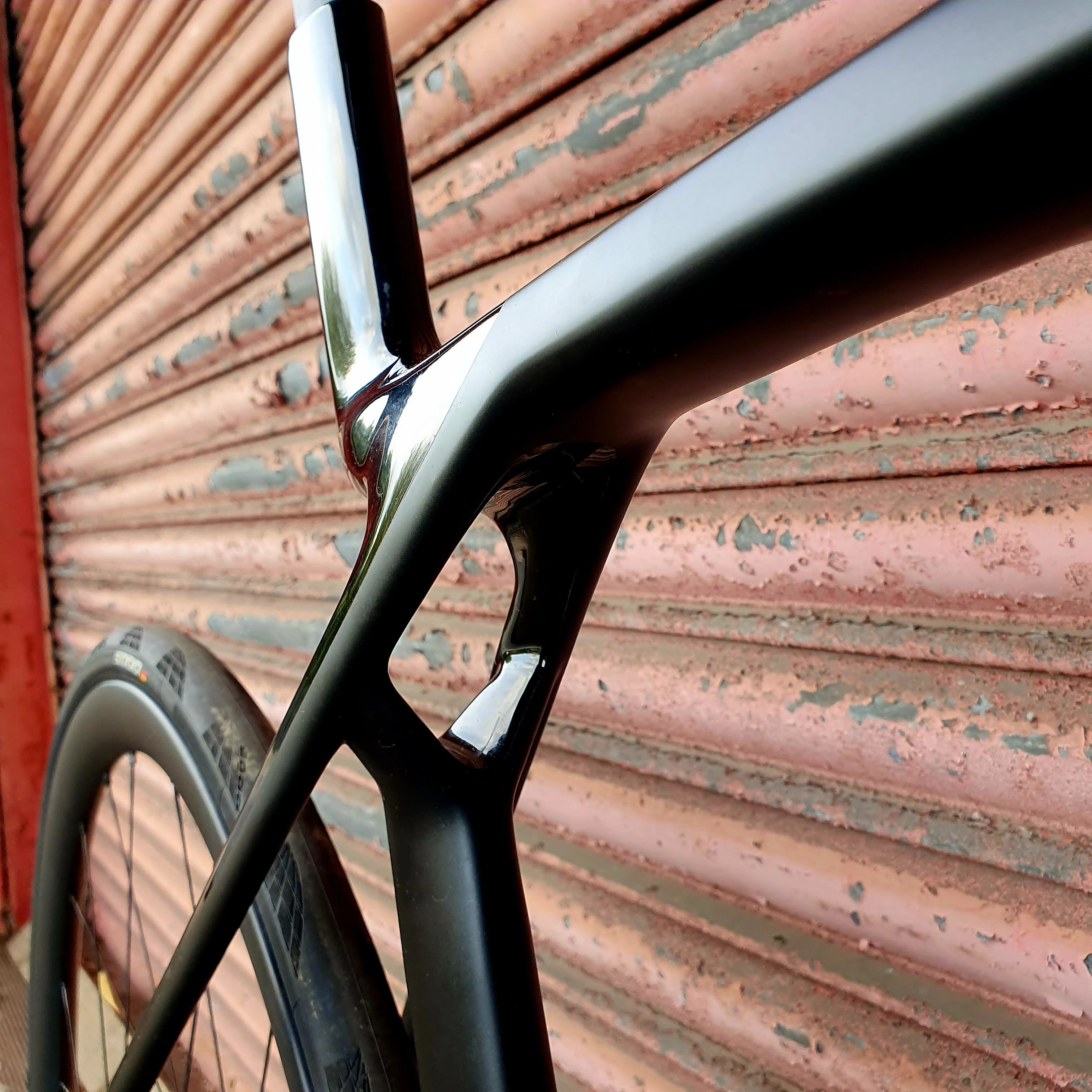 Trek Madone SL6 Shimano 105 Di2 Aero 2024